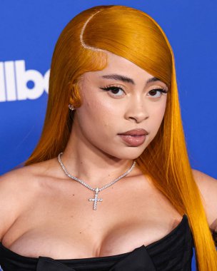 Ice Spice, 6 Mart 2024 'te Inglewood, Los Angeles, Kaliforniya, ABD' deki SoFi Stadyumu 'ndaki YouTube Tiyatrosu' nda düzenlenen 2024 Billboard Women in Music 'e ulaştı..