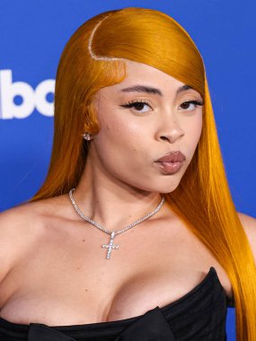 Ice Spice, 6 Mart 2024 'te Inglewood, Los Angeles, Kaliforniya, ABD' deki SoFi Stadyumu 'ndaki YouTube Tiyatrosu' nda düzenlenen 2024 Billboard Women in Music 'e ulaştı..