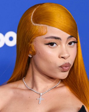 Ice Spice, 6 Mart 2024 'te Inglewood, Los Angeles, Kaliforniya, ABD' deki SoFi Stadyumu 'ndaki YouTube Tiyatrosu' nda düzenlenen 2024 Billboard Women in Music 'e ulaştı..