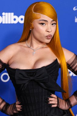 Ice Spice, 6 Mart 2024 'te Inglewood, Los Angeles, Kaliforniya, ABD' deki SoFi Stadyumu 'ndaki YouTube Tiyatrosu' nda düzenlenen 2024 Billboard Women in Music 'e ulaştı..