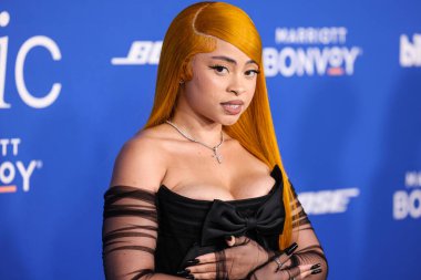 Ice Spice, 6 Mart 2024 'te Inglewood, Los Angeles, Kaliforniya, ABD' deki SoFi Stadyumu 'ndaki YouTube Tiyatrosu' nda düzenlenen 2024 Billboard Women in Music 'e ulaştı..