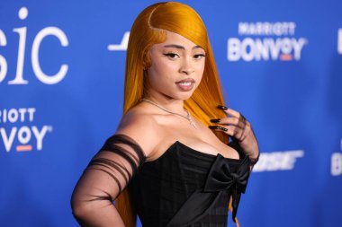 Ice Spice, 6 Mart 2024 'te Inglewood, Los Angeles, Kaliforniya, ABD' deki SoFi Stadyumu 'ndaki YouTube Tiyatrosu' nda düzenlenen 2024 Billboard Women in Music 'e ulaştı..