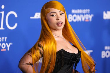 Ice Spice, 6 Mart 2024 'te Inglewood, Los Angeles, Kaliforniya, ABD' deki SoFi Stadyumu 'ndaki YouTube Tiyatrosu' nda düzenlenen 2024 Billboard Women in Music 'e ulaştı..