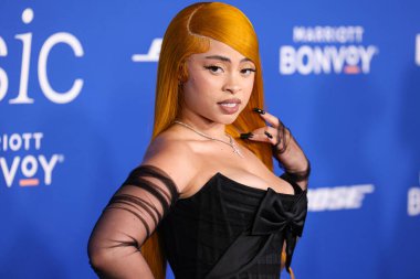Ice Spice, 6 Mart 2024 'te Inglewood, Los Angeles, Kaliforniya, ABD' deki SoFi Stadyumu 'ndaki YouTube Tiyatrosu' nda düzenlenen 2024 Billboard Women in Music 'e ulaştı..