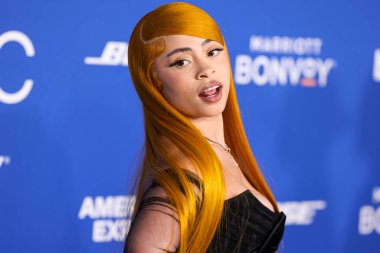 Ice Spice, 6 Mart 2024 'te Inglewood, Los Angeles, Kaliforniya, ABD' deki SoFi Stadyumu 'ndaki YouTube Tiyatrosu' nda düzenlenen 2024 Billboard Women in Music 'e ulaştı..