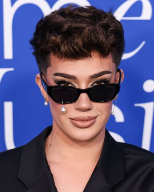 James Charles, 6 Mart 2024 tarihinde Inglewood, Los Angeles, Kaliforniya, ABD 'deki SoFi Stadyumu' ndaki YouTube Tiyatrosu 'nda düzenlenen 2024 Billboard Women in Music' e ulaşır..