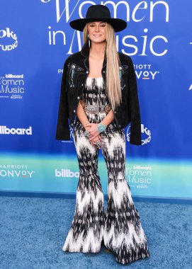 Lainey Wilson, 6 Mart 2024 'te Inglewood, Los Angeles, Kaliforniya, ABD' deki SoFi Stadyumu 'ndaki YouTube Tiyatrosu' nda düzenlenen 2024 Billboard Women in Music 'e ulaştı.. 