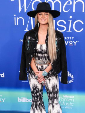 Lainey Wilson, 6 Mart 2024 'te Inglewood, Los Angeles, Kaliforniya, ABD' deki SoFi Stadyumu 'ndaki YouTube Tiyatrosu' nda düzenlenen 2024 Billboard Women in Music 'e ulaştı.. 