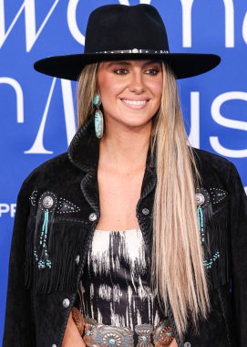 Lainey Wilson, 6 Mart 2024 'te Inglewood, Los Angeles, Kaliforniya, ABD' deki SoFi Stadyumu 'ndaki YouTube Tiyatrosu' nda düzenlenen 2024 Billboard Women in Music 'e ulaştı.. 