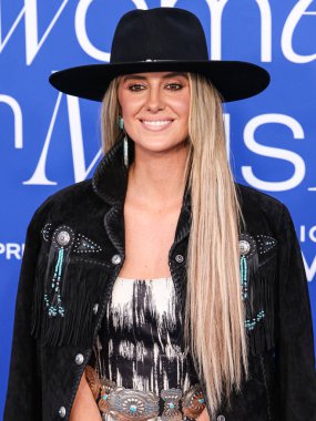 Lainey Wilson, 6 Mart 2024 'te Inglewood, Los Angeles, Kaliforniya, ABD' deki SoFi Stadyumu 'ndaki YouTube Tiyatrosu' nda düzenlenen 2024 Billboard Women in Music 'e ulaştı.. 