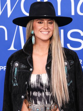 Lainey Wilson, 6 Mart 2024 'te Inglewood, Los Angeles, Kaliforniya, ABD' deki SoFi Stadyumu 'ndaki YouTube Tiyatrosu' nda düzenlenen 2024 Billboard Women in Music 'e ulaştı.. 