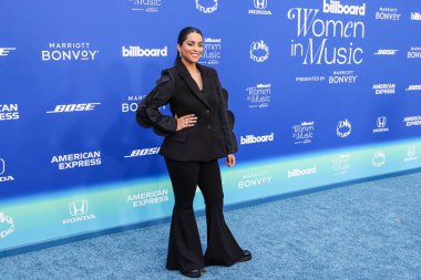 Lilly Singh, 6 Mart 2024 'te Inglewood, Los Angeles, Kaliforniya, ABD' deki SoFi Stadyumu 'ndaki YouTube Tiyatrosu' nda düzenlenen 2024 Billboard Women in Music 'e ulaştı..