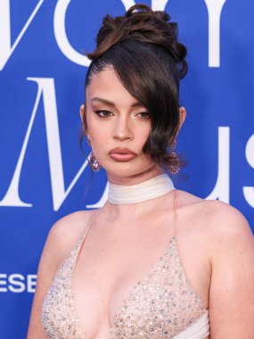 Sabrina Claudio, 6 Mart 2024 'te Inglewood, Los Angeles, Kaliforniya, ABD' deki SoFi Stadyumu 'ndaki YouTube Tiyatrosu' nda düzenlenen 2024 Billboard Women in Music 'e geldi..