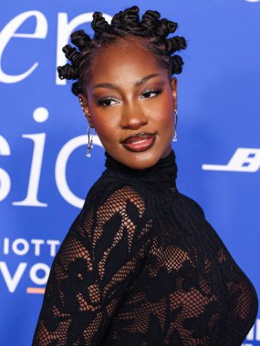 Tems, 6 Mart 2024 tarihinde Inglewood, Los Angeles, Kaliforniya, ABD 'deki SoFi Stadyumu' ndaki YouTube Tiyatrosu 'nda düzenlenen 2024 Billboard Women in Music' e ulaştı..