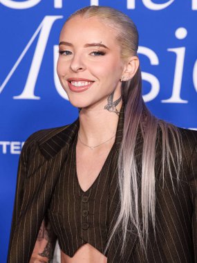 Genç Miko, 6 Mart 2024 tarihinde Inglewood, Los Angeles, Kaliforniya, ABD 'deki SoFi Stadyumu' ndaki YouTube Tiyatrosu 'nda düzenlenen 2024 Billboard Women in Music' e geldi..