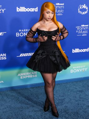 Ice Spice, 6 Mart 2024 'te Inglewood, Los Angeles, Kaliforniya, ABD' deki SoFi Stadyumu 'ndaki YouTube Tiyatrosu' nda düzenlenen 2024 Billboard Women in Music 'e ulaştı..