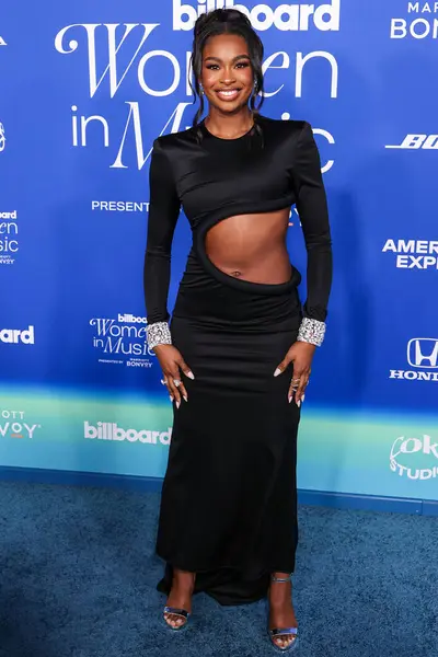 Annakiki SS24 RTW giyen Coco Jones, 6 Mart 2024 'te Inglewood, Los Angeles, Kaliforniya, ABD' deki SoFi Stadyumu 'ndaki YouTube Tiyatrosu' nda düzenlenen 2024 Billboard Women in Music 'e ulaştı..