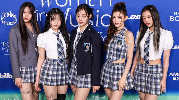 Хемсворт, Фам, Минджи, Дани Марш и Хемсворт из южнокорейской девичьей группы NewJeans на билборде Women In Music 2024, который состоится в театре YouTube на стадионе SoFi 6 марта 2024 года в Инглвуде, Лос-Анджелес, Калифорния, США.