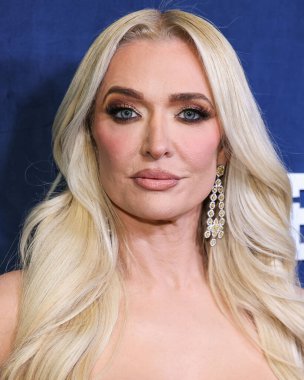 Erika Jayne, 10 Mart 2024 tarihinde Spago Beverly Hills 'de düzenlenen Rob Lowe' un ev sahipliğini yaptığı Oscar İzleme Partisi 2024 tarihli DIRECTV Yayınları 'na ulaştı.. 