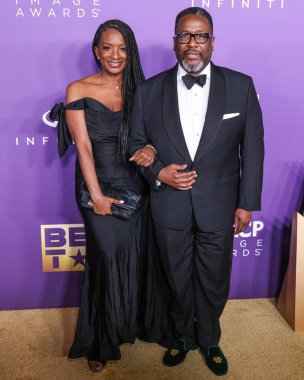 Erika Woods ve erkek arkadaşı Wendell Pierce, 16 Mart 2024 'te ABD' nin Kaliforniya eyaletinin Los Angeles kentindeki Shrine Auditorium ve Expo Hall 'da düzenlenen 55..