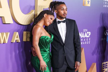 Halle Bailey ve erkek arkadaşı DDDG (Darryl Dwayne Granberry Jr.), 16 Mart 2024 'te ABD' nin Kaliforniya eyaletinin Los Angeles kentinde bulunan Shrine Auditorium ve Expo Hall 'da düzenlenen 55..
