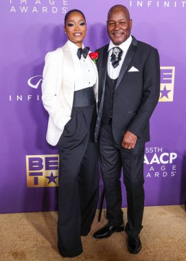 Keke Palmer ve babası Larry Palmer, 16 Mart 2024 'te ABD' nin Kaliforniya eyaletinin Los Angeles kentindeki Shrine Auditorium ve Expo Hall 'da düzenlenen 55..