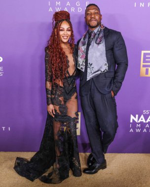 Meagan Good ve erkek arkadaşı Jonathan Majors, 16 Mart 2024 'te ABD' nin Kaliforniya eyaletinin Los Angeles kentindeki Shrine Auditorium ve Expo Hall 'da düzenlenen 55.. 