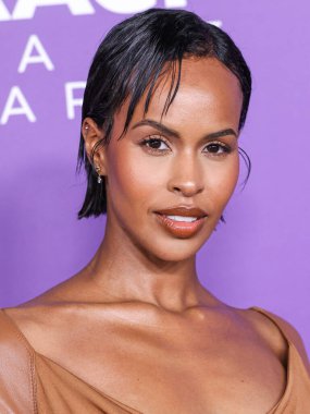 Versace giyen Sabrina Dhowre Elba, 16 Mart 2024 'te ABD' nin Kaliforniya eyaletinin Los Angeles kentinde düzenlenen Shrine Oditoryum ve Fuar Salonu 'nda düzenlenen 55..