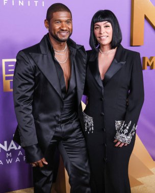 Usher Raymond IV ve kız arkadaşı Jennifer Goicoechea, 16 Mart 2024 'te ABD' nin Kaliforniya eyaletinin Los Angeles kentindeki Shrine Auditorium ve Expo Hall 'da düzenlenen 55..