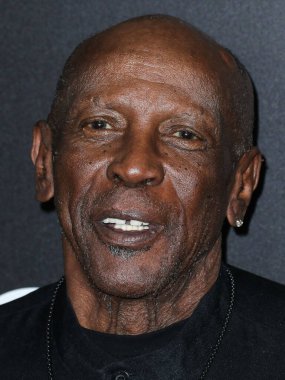  Louis Gossett Jr. 87 yaşında öldü. Gossett 'in yeğeni 29 Mart 2024 Cuma günü The Associated Press' e aktörün 28 Mart 2024 Perşembe günü Santa Monica, Kaliforniya 'da öldüğünü söyledi. Beverly HILls, LOS ANGELES, CALIFORNIA, ABD 