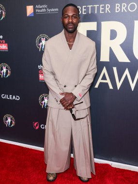 Thomas Mackie, Beverly Hilton Oteli 'nde 30 Mart 2024' te düzenlenen 10. Yıllık Gerçek Ödülleri 'ne geliyor.. 