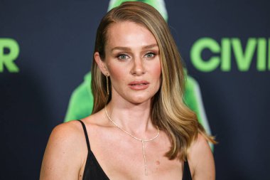 Prada giyen Elizabeth Gilpin, 2 Nisan 2024 tarihinde Los Angeles, Kaliforniya, ABD 'deki Akademi Sinema Müzesi' nde düzenlenen A24 İç Savaşı 'nın özel gösterimine geldi..