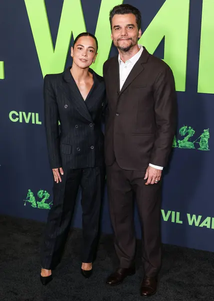 アリス ブラガとワグナー モラは ロサンゼルス カリフォルニア州ロサンゼルスで開催されたアカデミー ミュージアム A24の シビル ウォー 特別上映会に到着 — ストック写真
