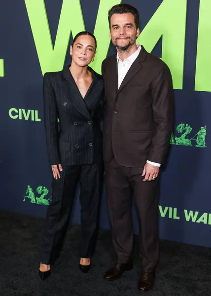 アリス ブラガとワグナー モラは ロサンゼルス カリフォルニア州ロサンゼルスで開催されたアカデミー ミュージアム A24の シビル ウォー 特別上映会に到着 — ストック写真