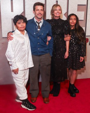 Zack Snyder ve eşi Deborah Snyder Netflix 'in' Rebel Moon - Bölüm 2: The Scargiver '-' Rebel Moon: The Rebel Moon: Knockdown Center 'da 3 Nisan 2024' te düzenlenen Asilerin Albüm Başlatma Etkinliği. 