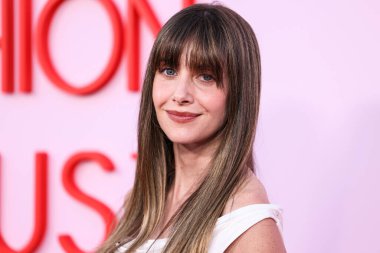 Muhafazakar Burch elbisesi giyen Alison Brie Moda Vakfı 'na geldi. Ödül 2024, 9 Nisan 2024 'te Beverly Hills, Los Angeles, Kaliforniya, ABD' de bir özel konutta düzenlendi..
