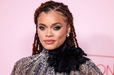 EFFY takılı Zuhair Murad elbisesi giyen Andra Day, Moda Vakfı 'na geldi. Ödül 2024, 9 Nisan 2024 'te Beverly Hills, Los Angeles, Kaliforniya, ABD' de bir özel konutta düzenlendi..