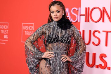 EFFY takılı Zuhair Murad elbisesi giyen Andra Day, Moda Vakfı 'na geldi. Ödül 2024, 9 Nisan 2024 'te Beverly Hills, Los Angeles, Kaliforniya, ABD' de bir özel konutta düzenlendi..