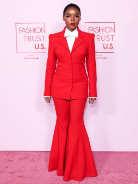 Janelle Monae (Janelle Mone), REZA 'nın Sergio Hudson takım elbisesi ve takılarını giyen ABD Moda Vakfı' na ulaşır. Ödül 2024, 9 Nisan 2024 'te Beverly Hills, Los Angeles, Kaliforniya, ABD' de bir özel konutta düzenlendi..