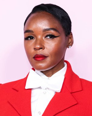 Janelle Monae (Janelle Mone), REZA 'nın Sergio Hudson takım elbisesi ve takılarını giyen ABD Moda Vakfı' na ulaşır. Ödül 2024, 9 Nisan 2024 'te Beverly Hills, Los Angeles, Kaliforniya, ABD' de bir özel konutta düzenlendi..