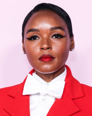 Janelle Monae (Janelle Mone), REZA 'nın Sergio Hudson takım elbisesi ve takılarını giyen ABD Moda Vakfı' na ulaşır. Ödül 2024, 9 Nisan 2024 'te Beverly Hills, Los Angeles, Kaliforniya, ABD' de bir özel konutta düzenlendi..