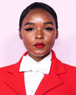 Janelle Monae (Janelle Mone), REZA 'nın Sergio Hudson takım elbisesi ve takılarını giyen ABD Moda Vakfı' na ulaşır. Ödül 2024, 9 Nisan 2024 'te Beverly Hills, Los Angeles, Kaliforniya, ABD' de bir özel konutta düzenlendi..