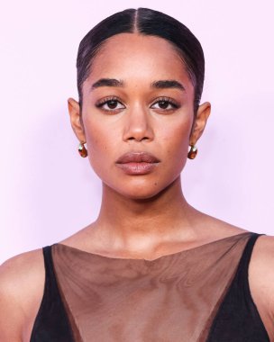 Melinda Maria 'nın küpelerini takan Laura Harrier Amerika Moda Vakfı' na geldi. Ödül 2024, 9 Nisan 2024 'te Beverly Hills, Los Angeles, Kaliforniya, ABD' de bir özel konutta düzenlendi.. 