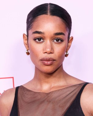 Melinda Maria 'nın küpelerini takan Laura Harrier Amerika Moda Vakfı' na geldi. Ödül 2024, 9 Nisan 2024 'te Beverly Hills, Los Angeles, Kaliforniya, ABD' de bir özel konutta düzenlendi.. 