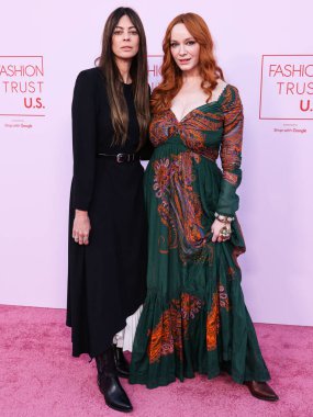 Lauren Sample ve Christina Hendricks Amerika Moda Vakfı 'na vardılar. Ödül 2024, 9 Nisan 2024 'te Beverly Hills, Los Angeles, Kaliforniya, ABD' de bir özel konutta düzenlendi..