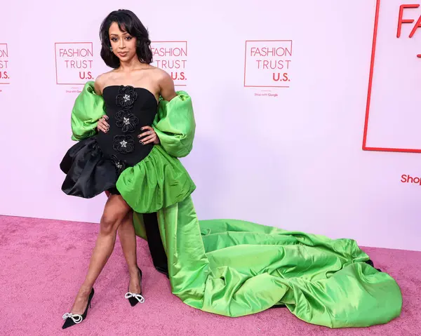 Mach ve Mach topuklu ayakkabı giyen Liza Koshy Moda Vakfı 'na ulaştı. Ödül 2024, 9 Nisan 2024 'te Beverly Hills, Los Angeles, Kaliforniya, ABD' de bir özel konutta düzenlendi.. 