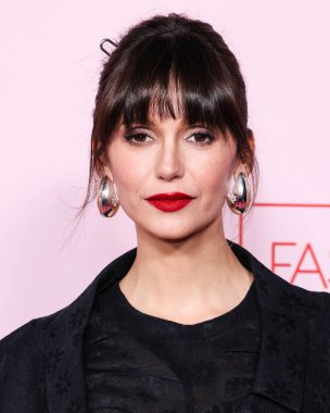 Tory Burch kıyafeti giyen Nina Dobrev Moda Vakfı 'na geldi. Ödül 2024, 9 Nisan 2024 'te Beverly Hills, Los Angeles, Kaliforniya, ABD' de bir özel konutta düzenlendi.. 