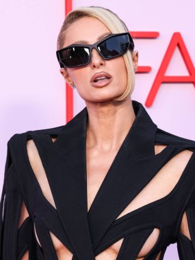 Moda Vakfı 'na Moğol elbisesi giyen Paris Hilton geldi. Ödül 2024, 9 Nisan 2024 'te Beverly Hills, Los Angeles, Kaliforniya, ABD' de bir özel konutta düzenlendi.. 