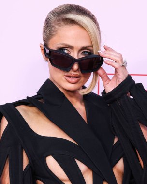 Moda Vakfı 'na Moğol elbisesi giyen Paris Hilton geldi. Ödül 2024, 9 Nisan 2024 'te Beverly Hills, Los Angeles, Kaliforniya, ABD' de bir özel konutta düzenlendi.. 