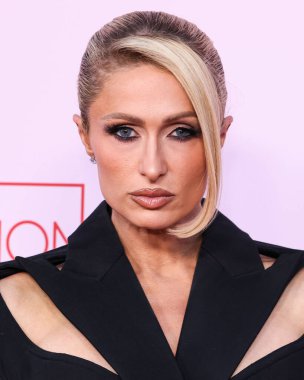 Moda Vakfı 'na Moğol elbisesi giyen Paris Hilton geldi. Ödül 2024, 9 Nisan 2024 'te Beverly Hills, Los Angeles, Kaliforniya, ABD' de bir özel konutta düzenlendi.. 
